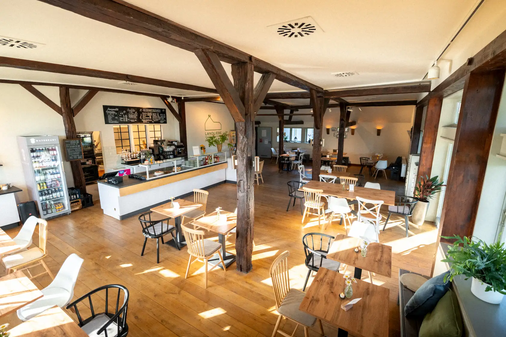 Café Innenraum mit Sitzplätzen