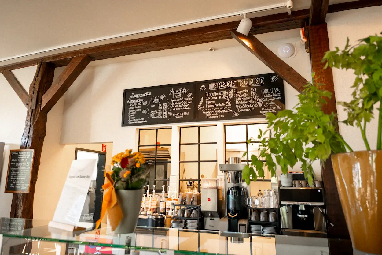 Theke mit Kaffeemaschine