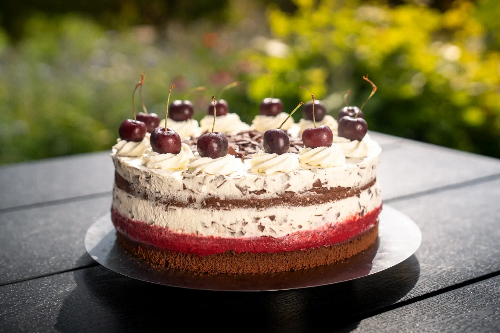 Schwarzwälder Kirschtorte mit Schokoladenraspeln und Kirschen