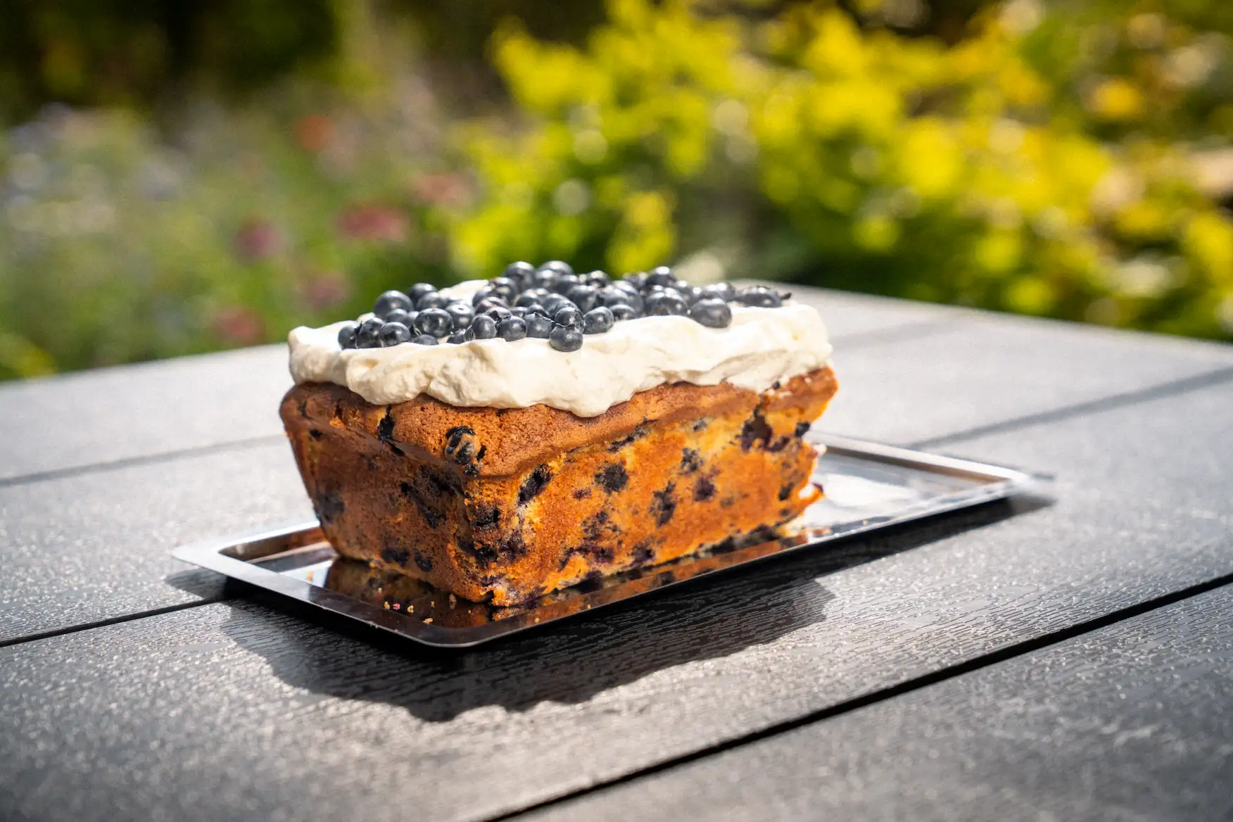 Heidelbeer-Kastenkuchen mit Sahne- und Beerentopping
