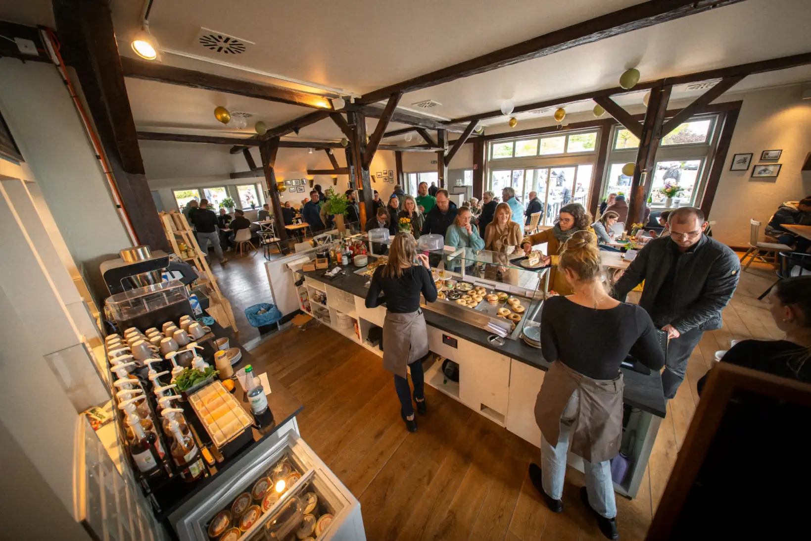 Luftaufnahme des Café Landliebe mit reetgedecktem Hauptgebäude, Eventscheune und Außenbereich im Klützer Winkel